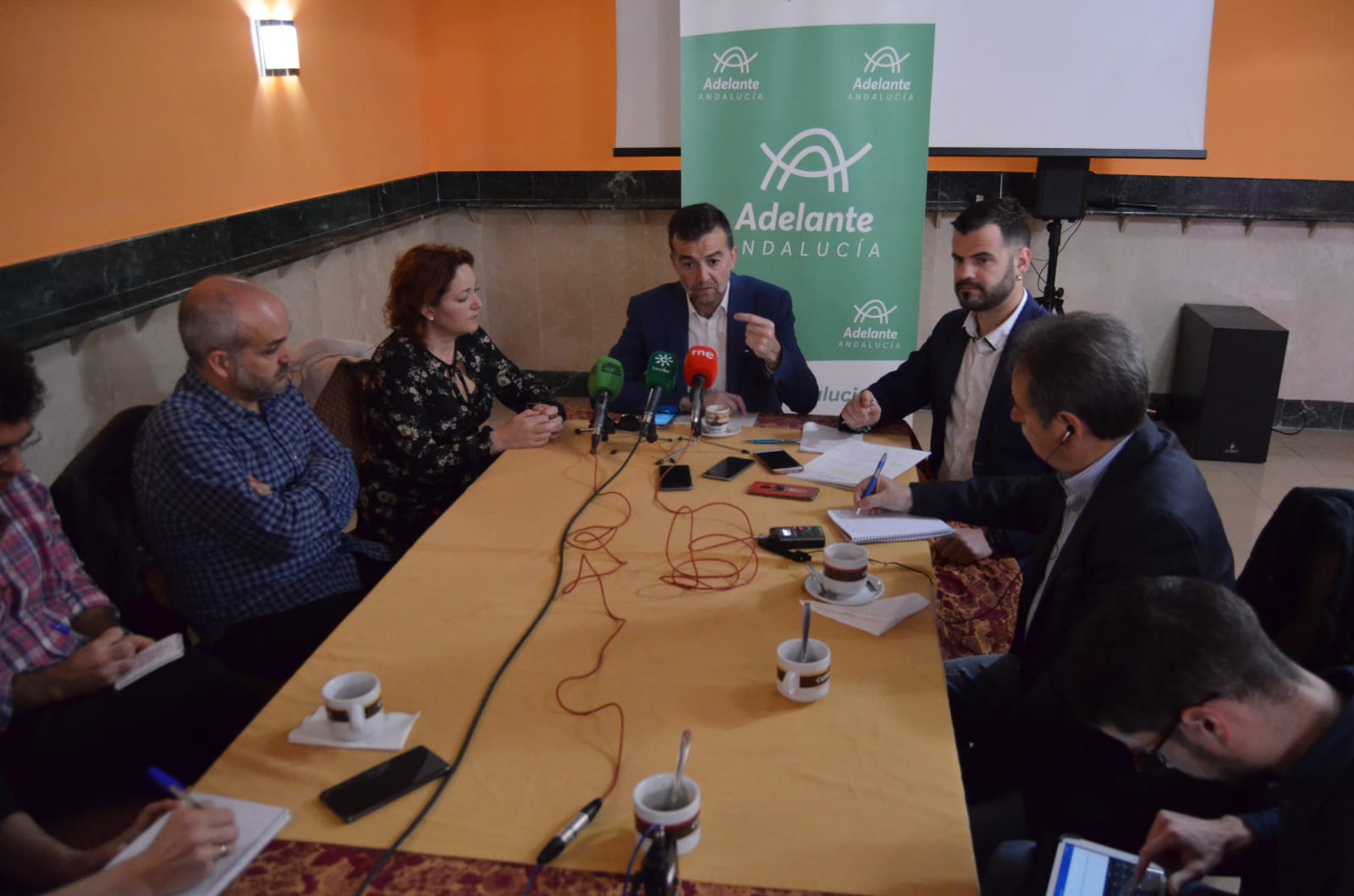 Adelante Andalucía presenta en Granada su modelo de «ciudad compacta y sostenible» contra la contaminación