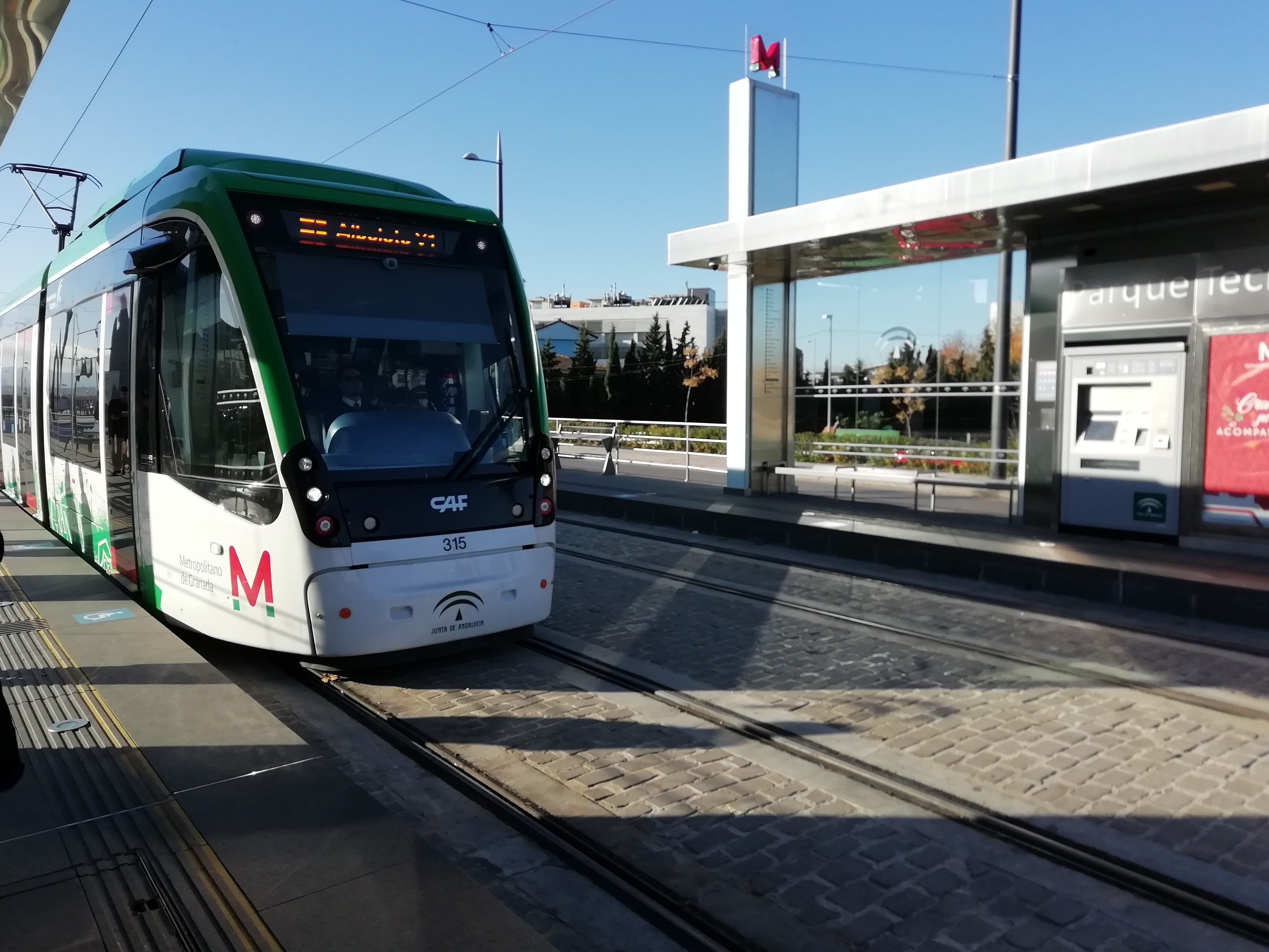 Un coche choca contra un poste del Metro de Granada Un coche choca contra un poste del Metro de Granada