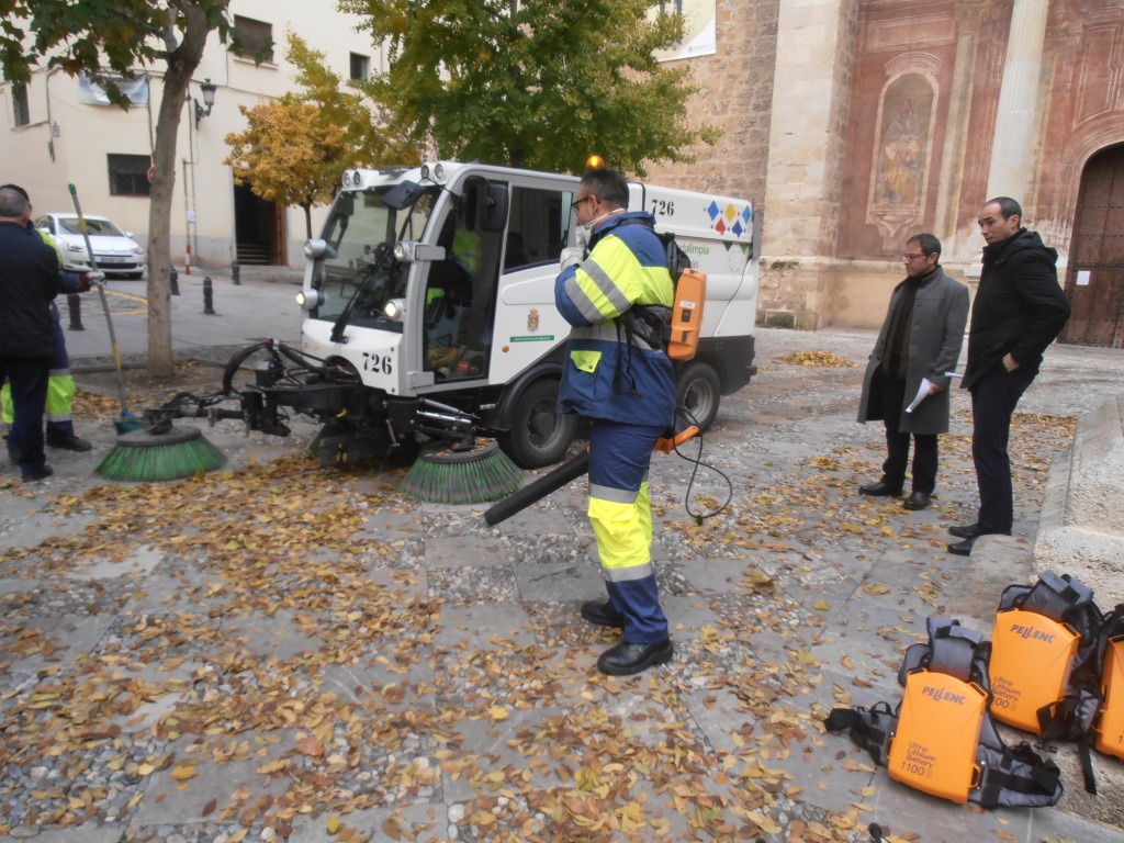 El Ayuntamiento incorpora nueva maquinaria que permitirá limpiar la cera en calle Alhóndiga todos los días de Semana Santa