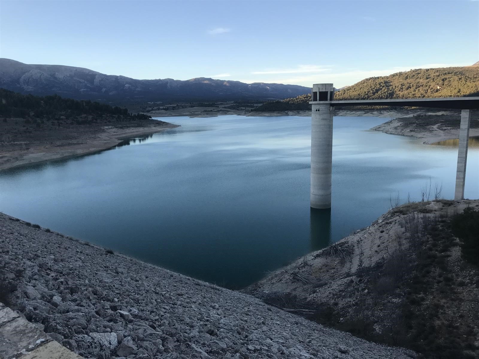 Agricultores y ganaderos exigen la reparación de filtraciones en el pantano de San Clemente, en Huéscar