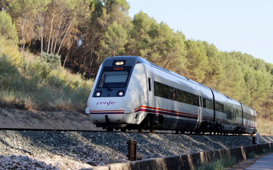 El tren Almería-Madrid circula con 40 minutos de demora tras parar en Guadix para asistir a una viajera
