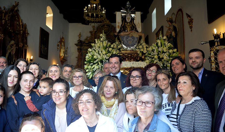 El presidente de la Junta reivindica la Semana Santa de los municipios del  interior de Andalucía durante una visita a Padul