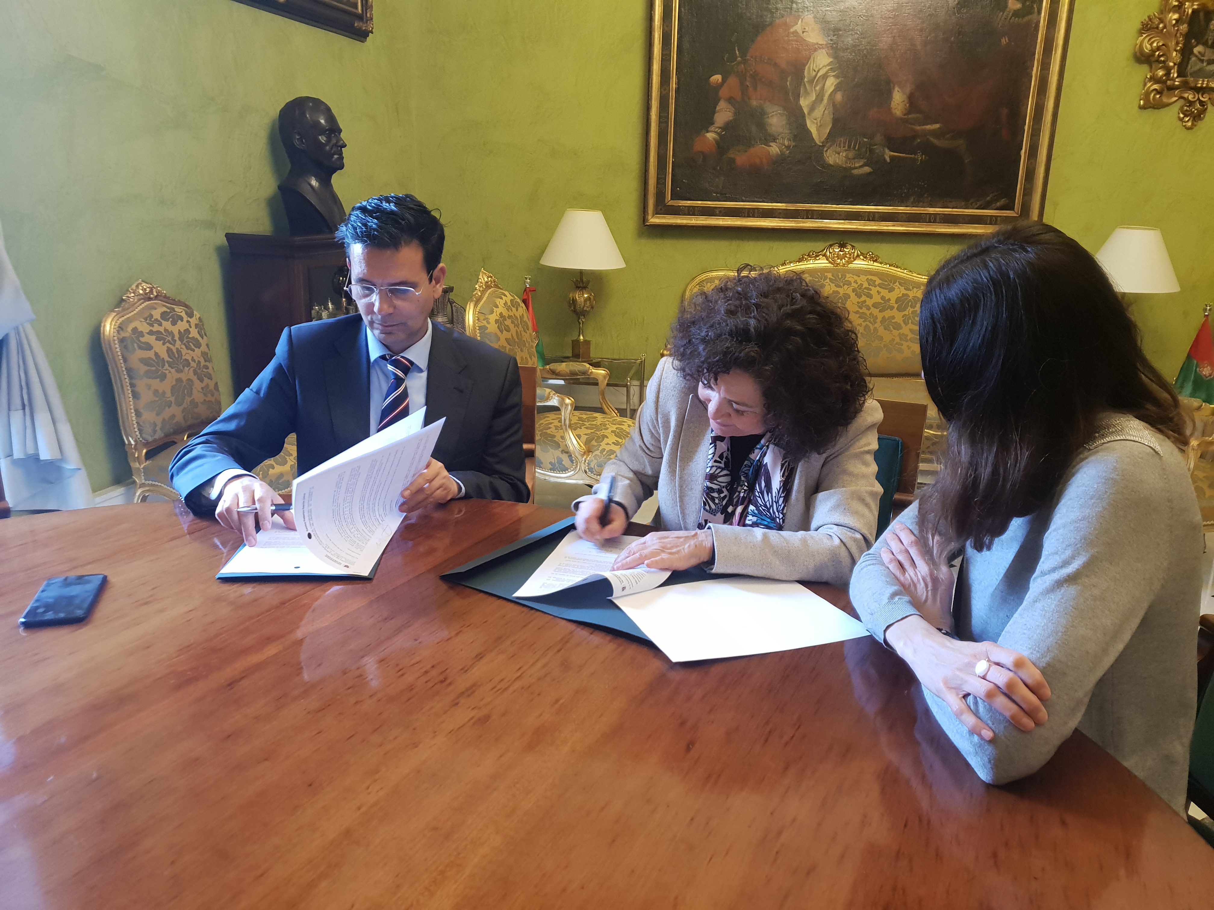 El alcalde y la rectora firman un convenio para impulsar actividades culturales y científicas relacionadas con el teatro