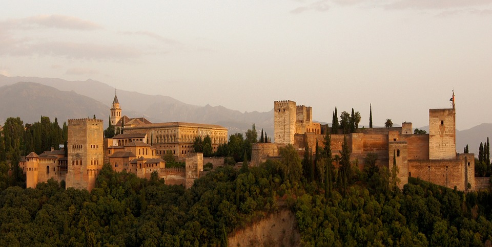 El Alcalde invita al jugador italiano Chiesa a visitar Granada para conocer la Alhambra