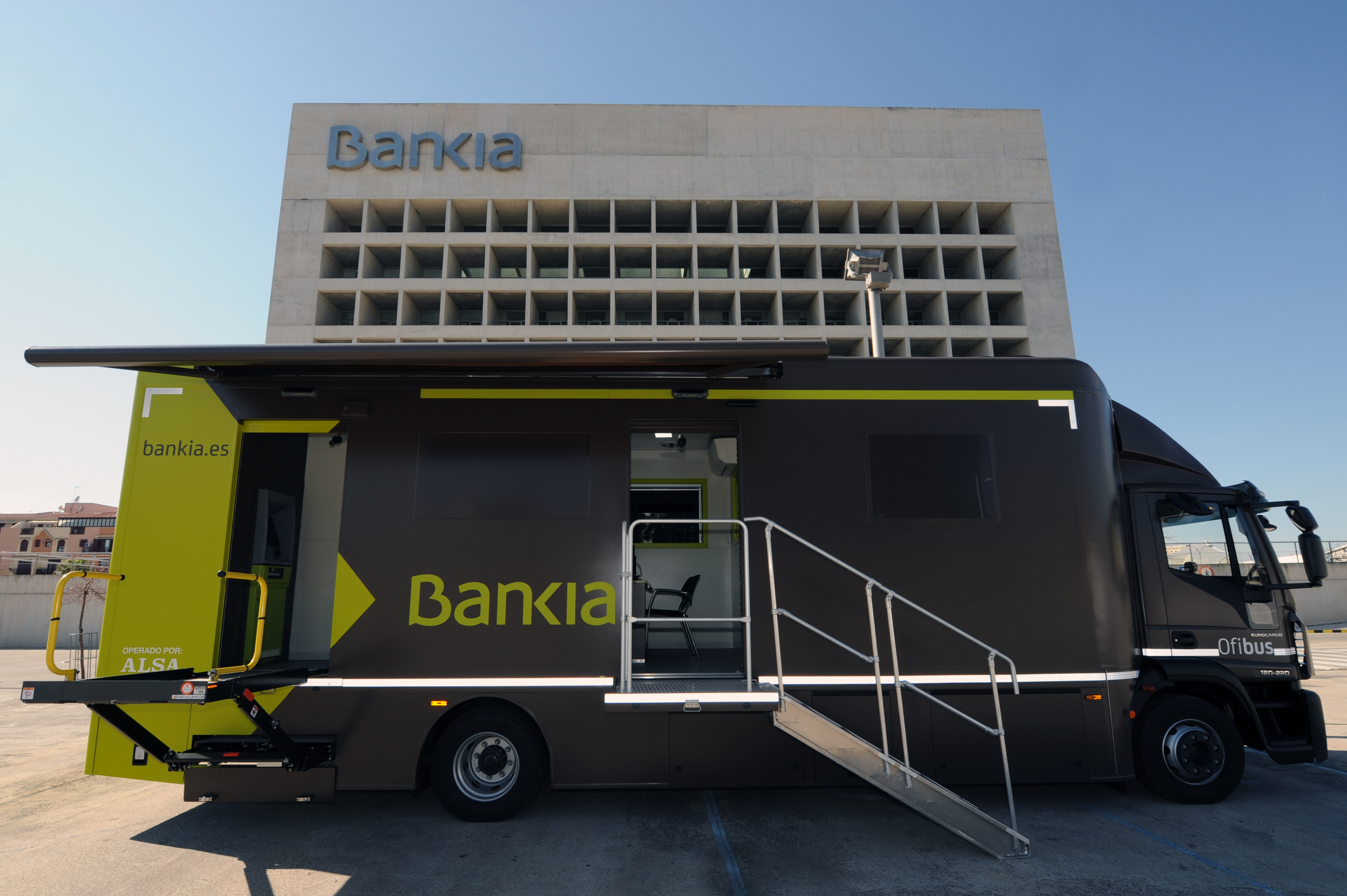 El ‘ofibús’ da servicio bancario desde hoy a 32 municipios en riesgo de exclusión financiera de la provincia