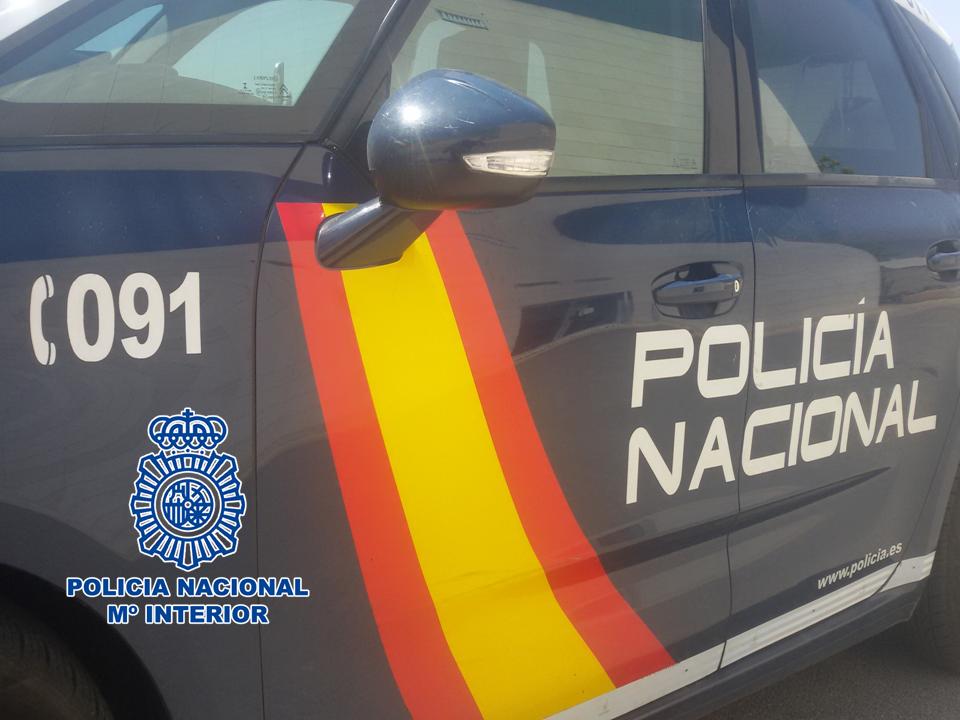 La Policía Nacional sorprende a dos varones rompiendo más de una decena de espejos retrovisores de vehículos