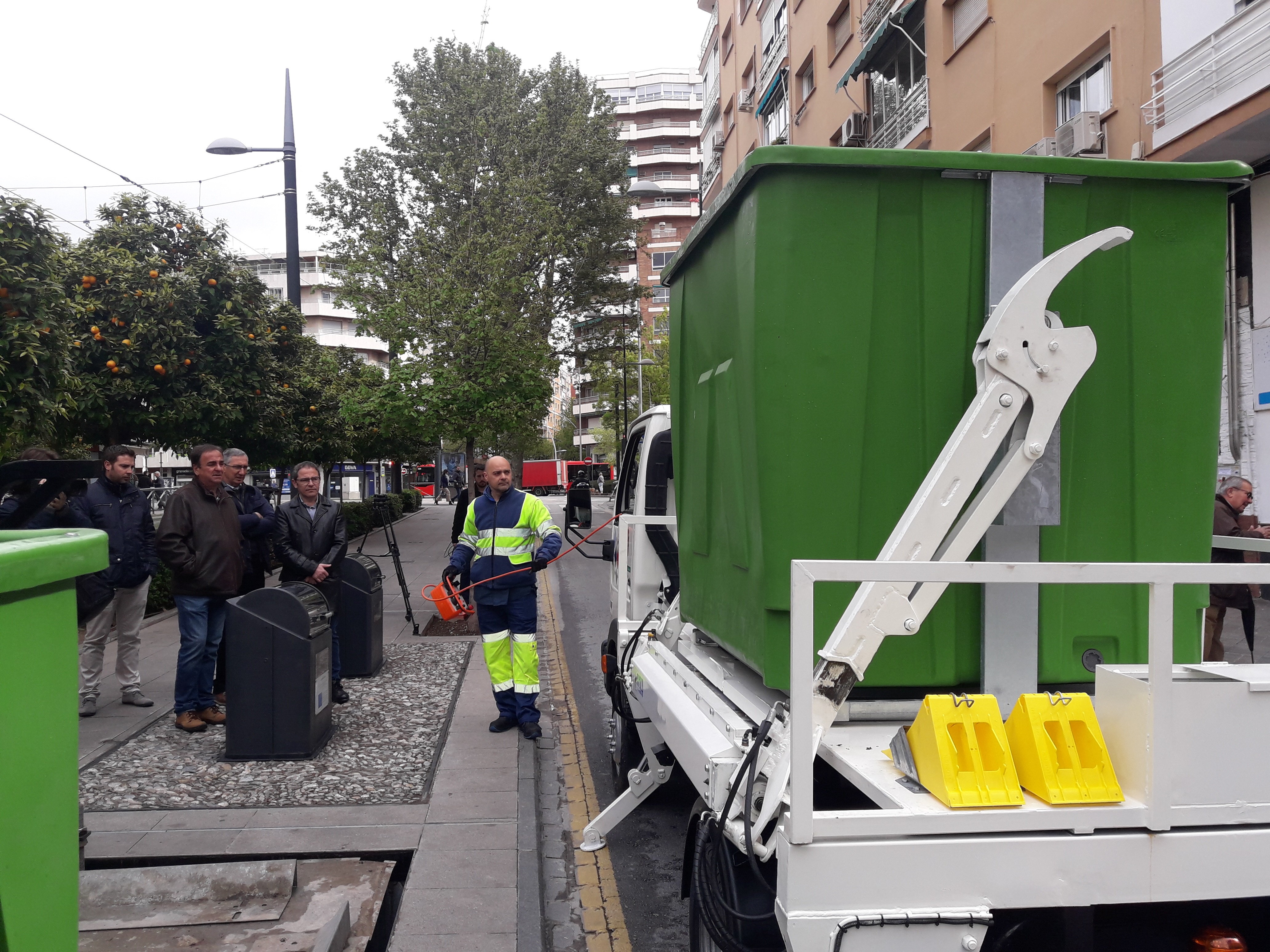 El camión de basura «satélite» del Ayuntamiento facilita la recogida en calles de sentido único