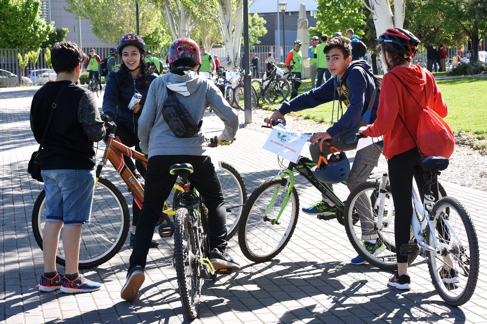 Miles de escolares realizan una ruta en bici para defender la Vega