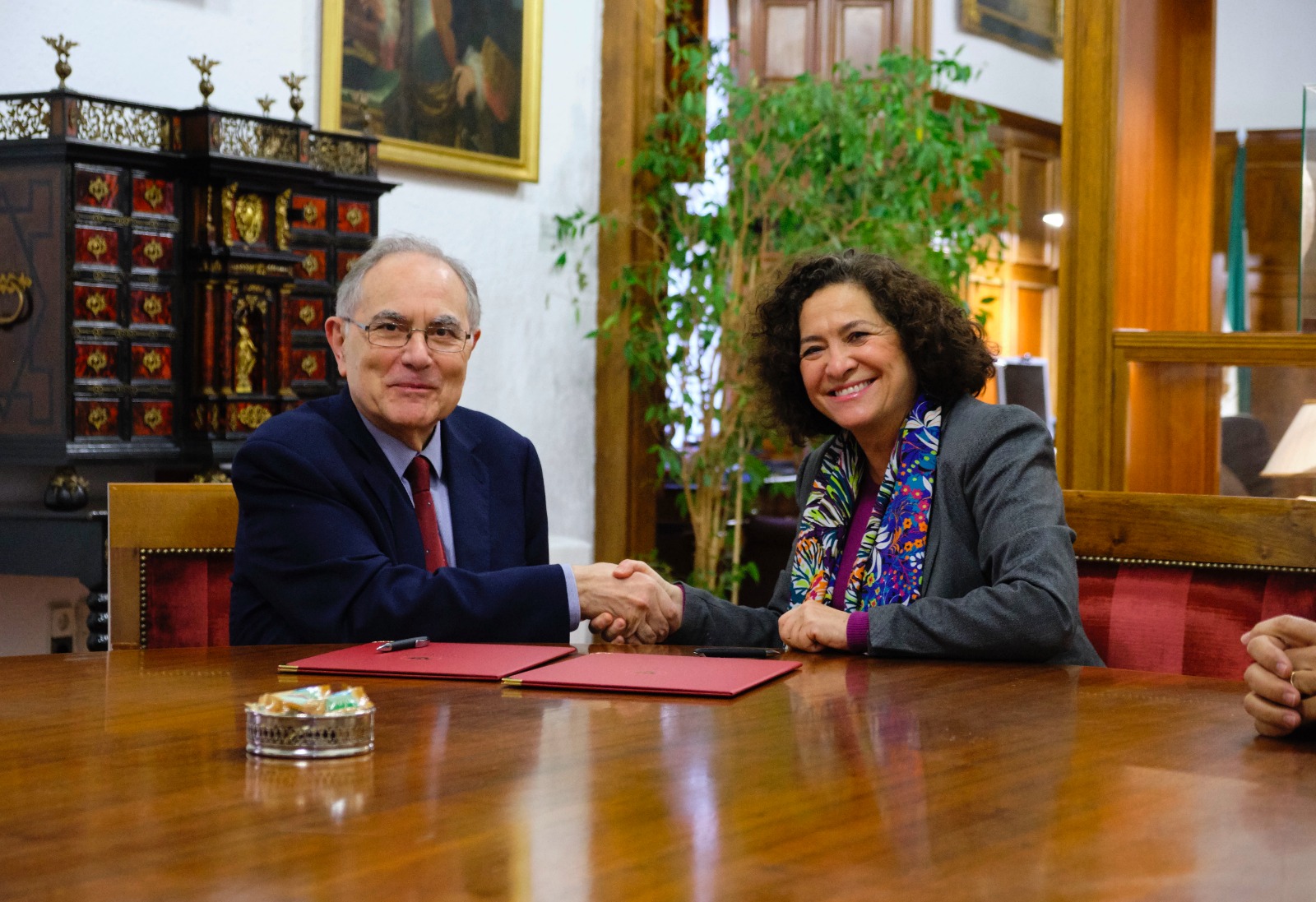 Acuerdo de donación entre la Real Academia de Medicina y Cirugía de Andalucía Oriental y la UGR para  la financiación del proyecto “Musealización del Edificio V Centenario”