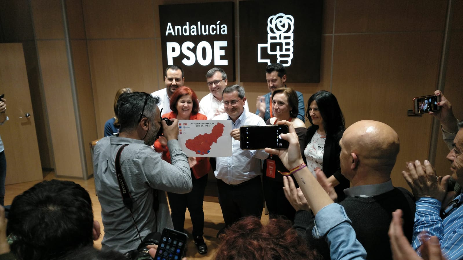 #28A: Así se vivió la noche en la sede del PSOE tras la holgada victoria en la provincia