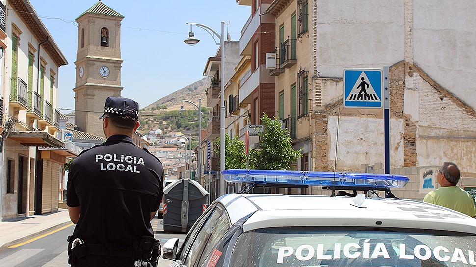 Dos agentes de la Policía Local de Pinos Puente evitan el suicidio de un joven en plena calle