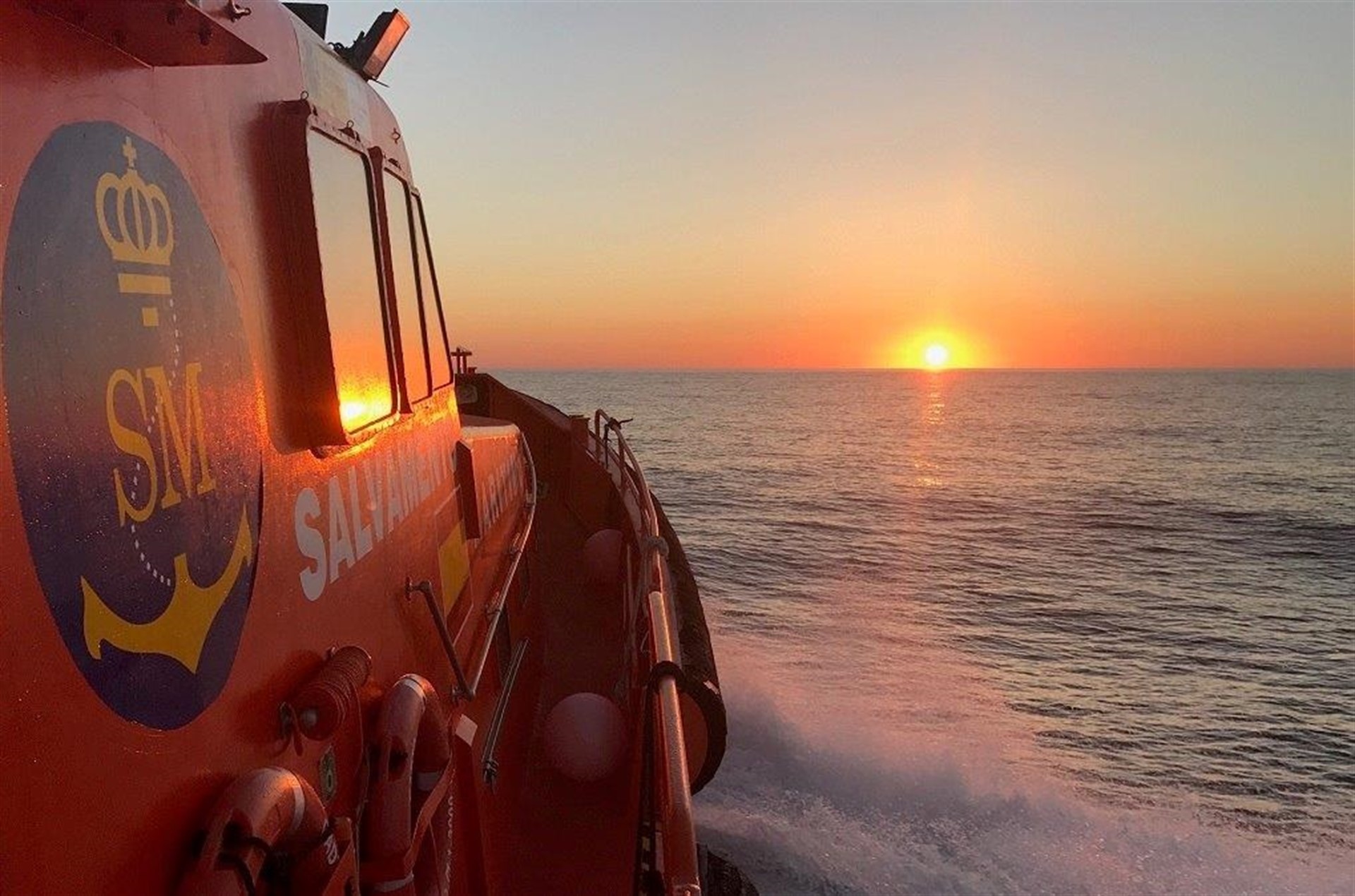 Trasladados a Almería tres inmigrantes rescatados en el mar de Alborán de una barca de juguete