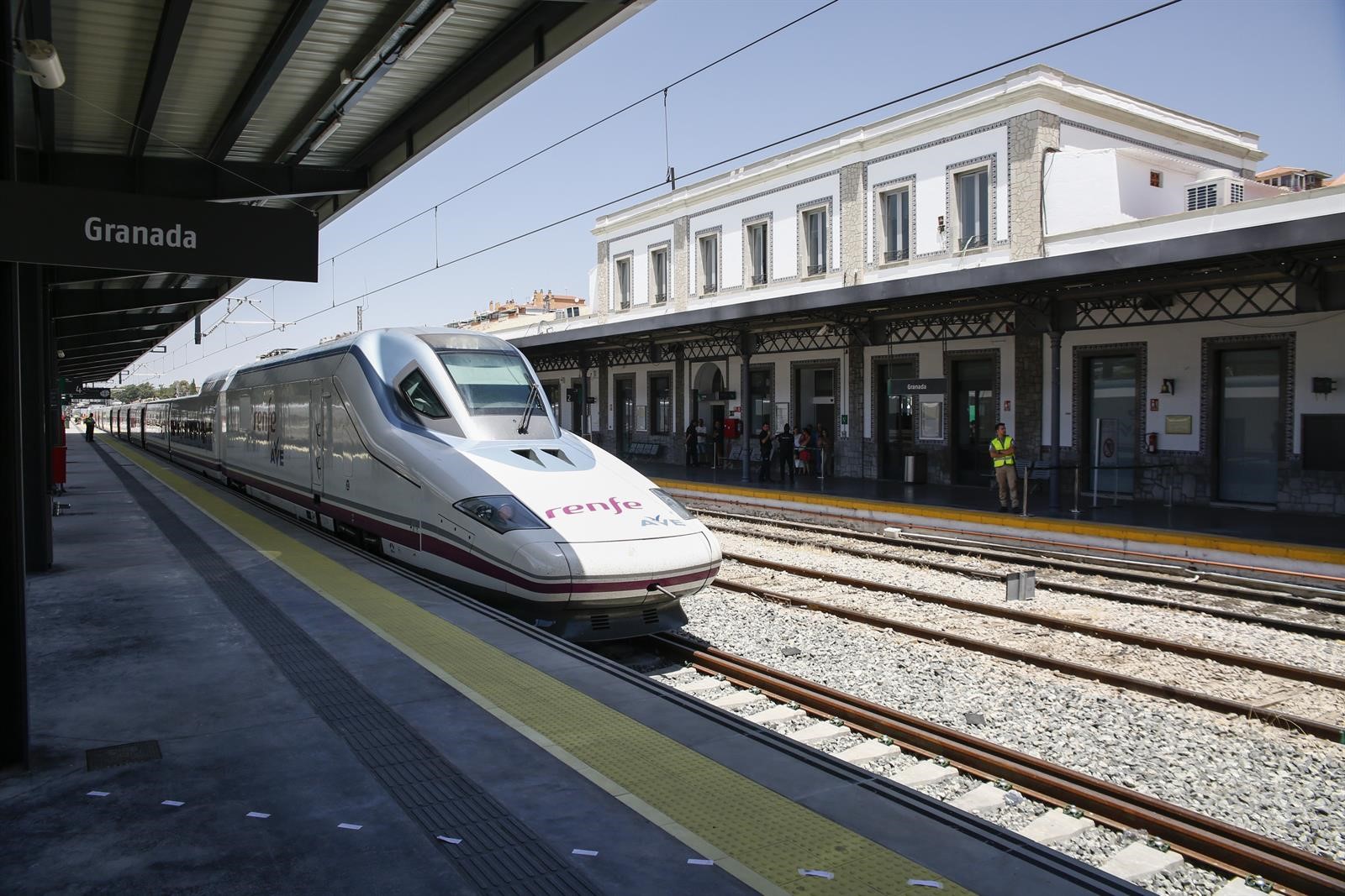 Renfe recupera dos trenes Ave entre Madrid y Granada a partir del 15 de octubre