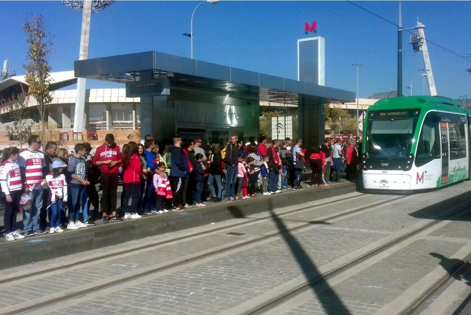 El metro se suma a la fiesta del ascenso del Granada con un refuerzo del servicio
