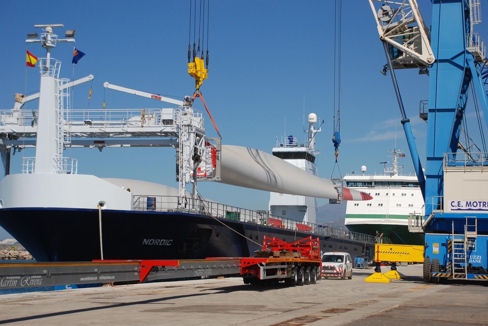 Primer embarque por Motril de palas para las aerogeneradores de mayores dimensiones fabricadas en España