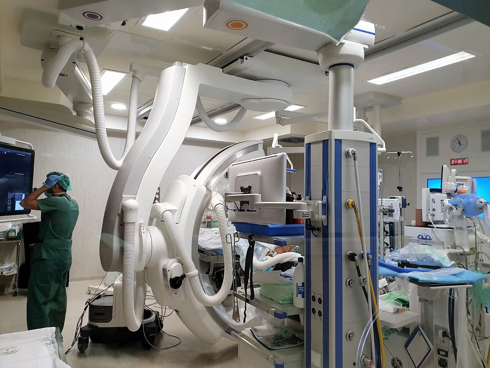 El Hospital San Cecilio reduce un 33% el tiempo de respuesta ante roturas de aneurisma aórtico abdominal