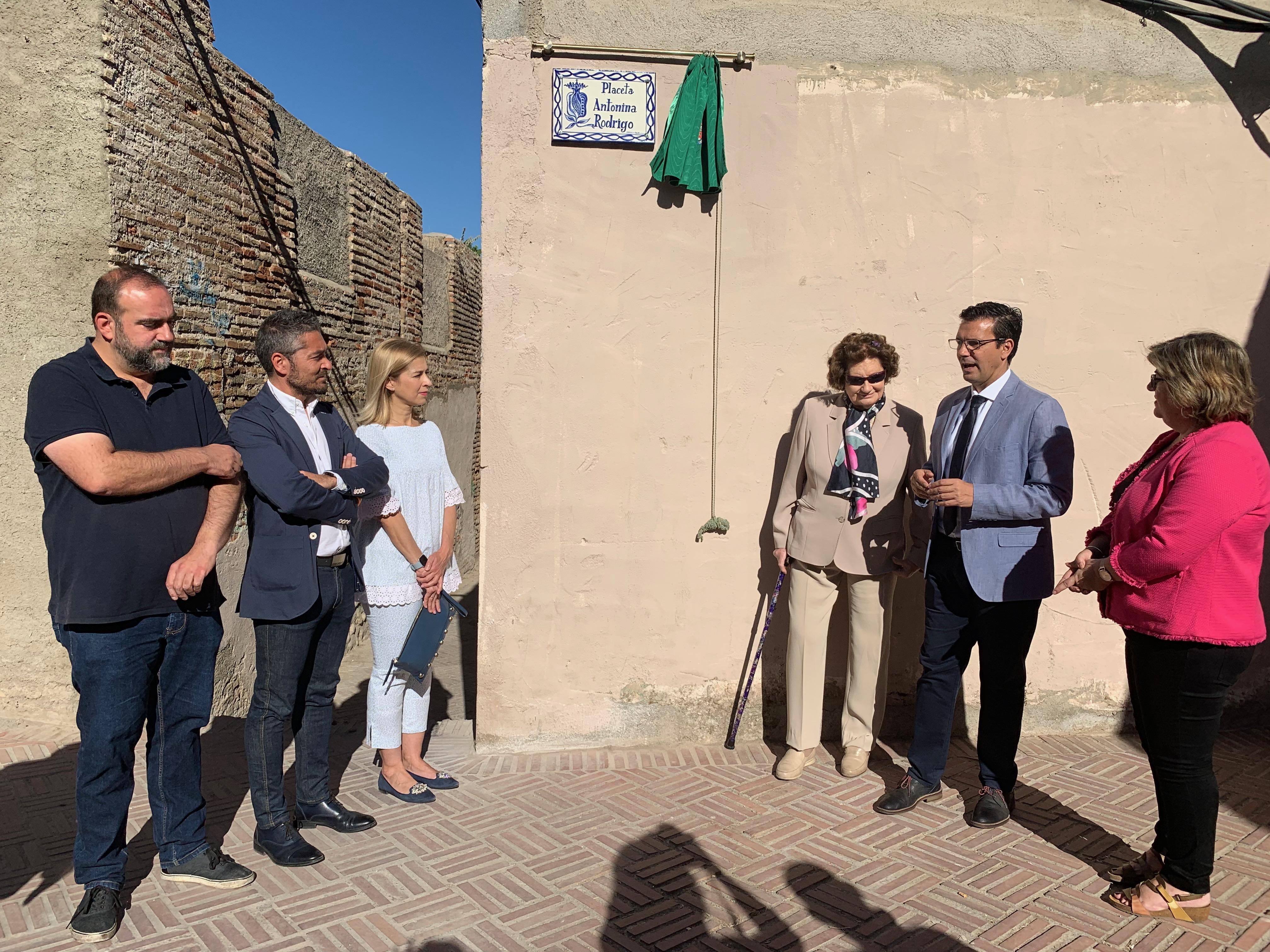 Granada reconoce a la escritora e historiadora Antonina Rodrigo con una placa en el Albaicín