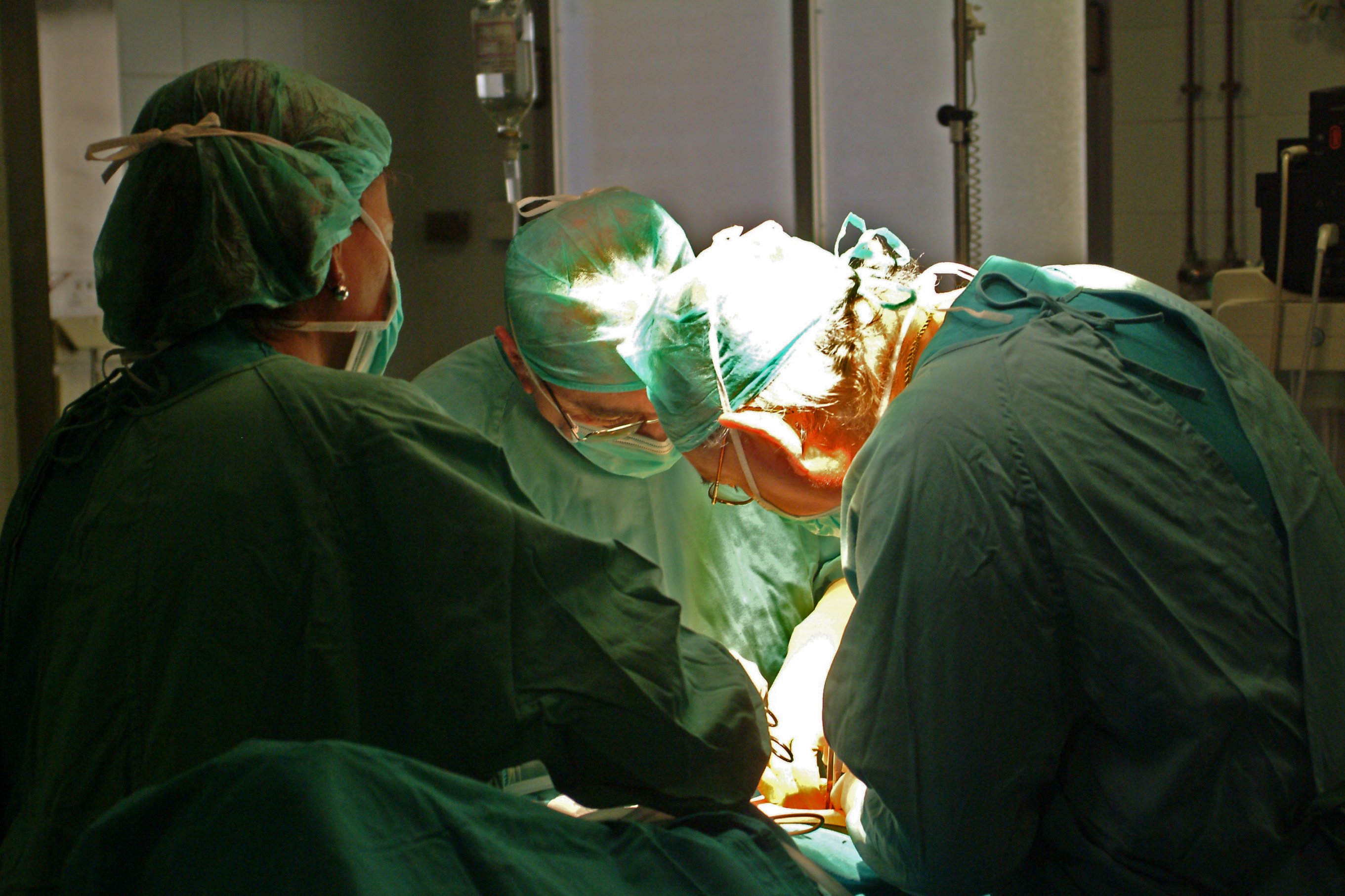 El incremento de la actividad quirúrgica en Granada permite a 1.622 pacientes abandonar las listas de espera