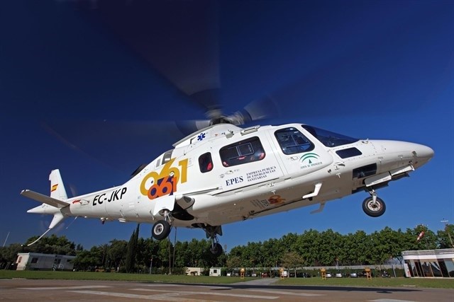 Rescatan en helicóptero a una niña y a una joven heridas al caer en Junta de los Ríos, en Otívar