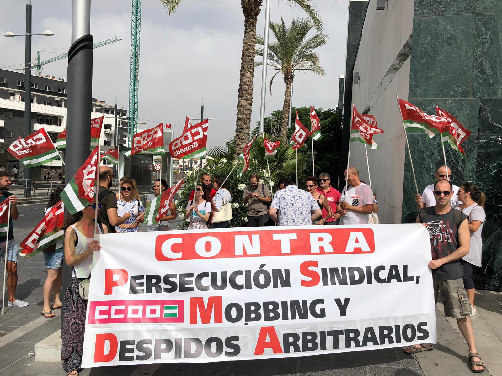 CCOO se concentra para protestar por el despido de dos trabajadores de Burguer King