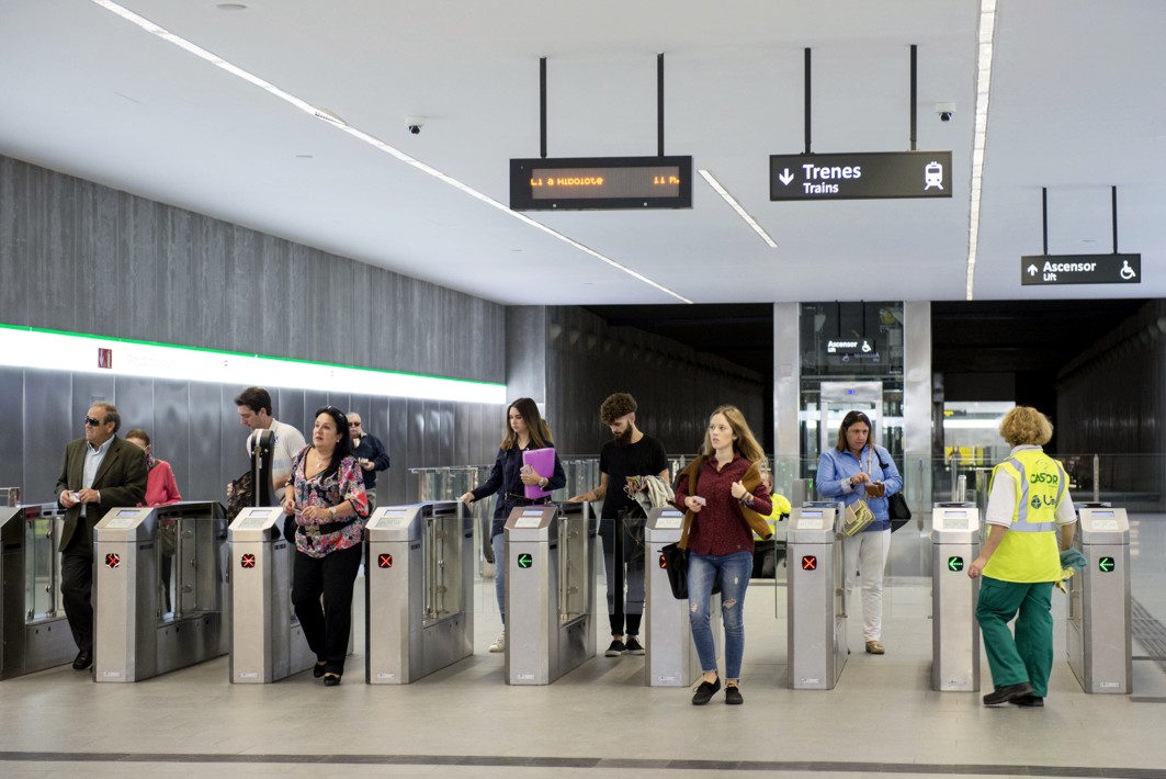 Los usuarios le dan un notable alto a los servicios del metro de Granada