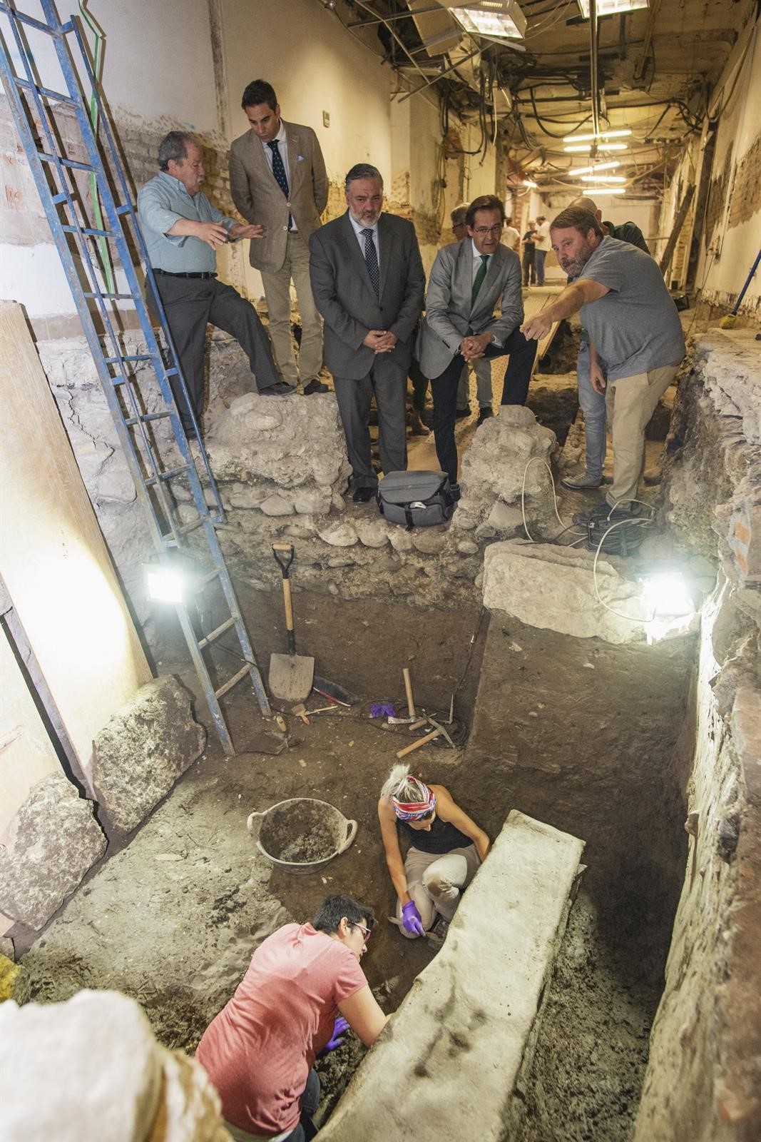 Expertos inician la apertura del sarcófago romano de plomo hallado en Granada