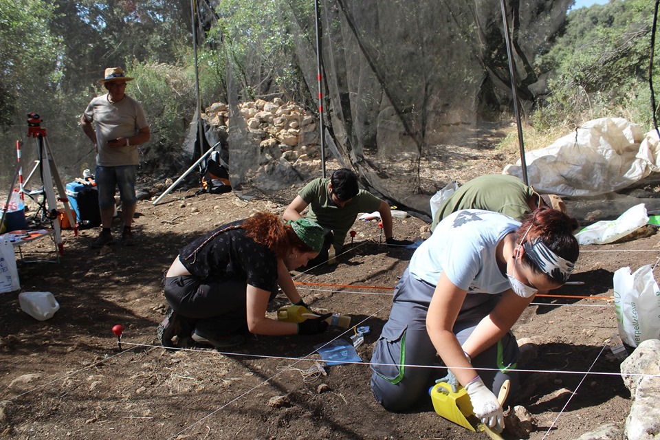 Arqueólogos siguen las huellas de los primeros Sapiens del Paleolítico Superior en Colomera
