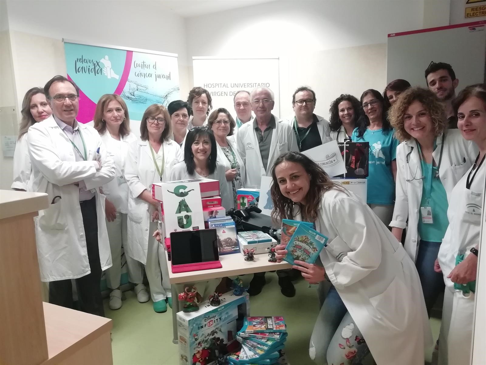 Donan consolas para hacer más llevadera la estancia hospitalaria de pacientes oncológicos adolescentes Donan consolas para hacer más llevadera la estancia hospitalaria de pacientes oncológicos adolescentes