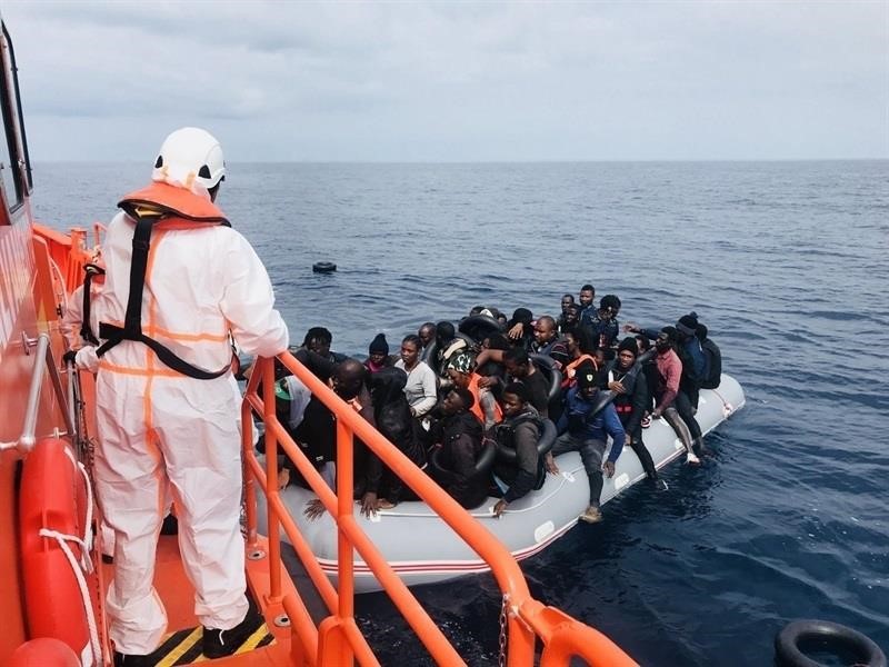 Trasladan a Motril a 122 personas de origen subsahariano rescatadas en el mar de Alborán