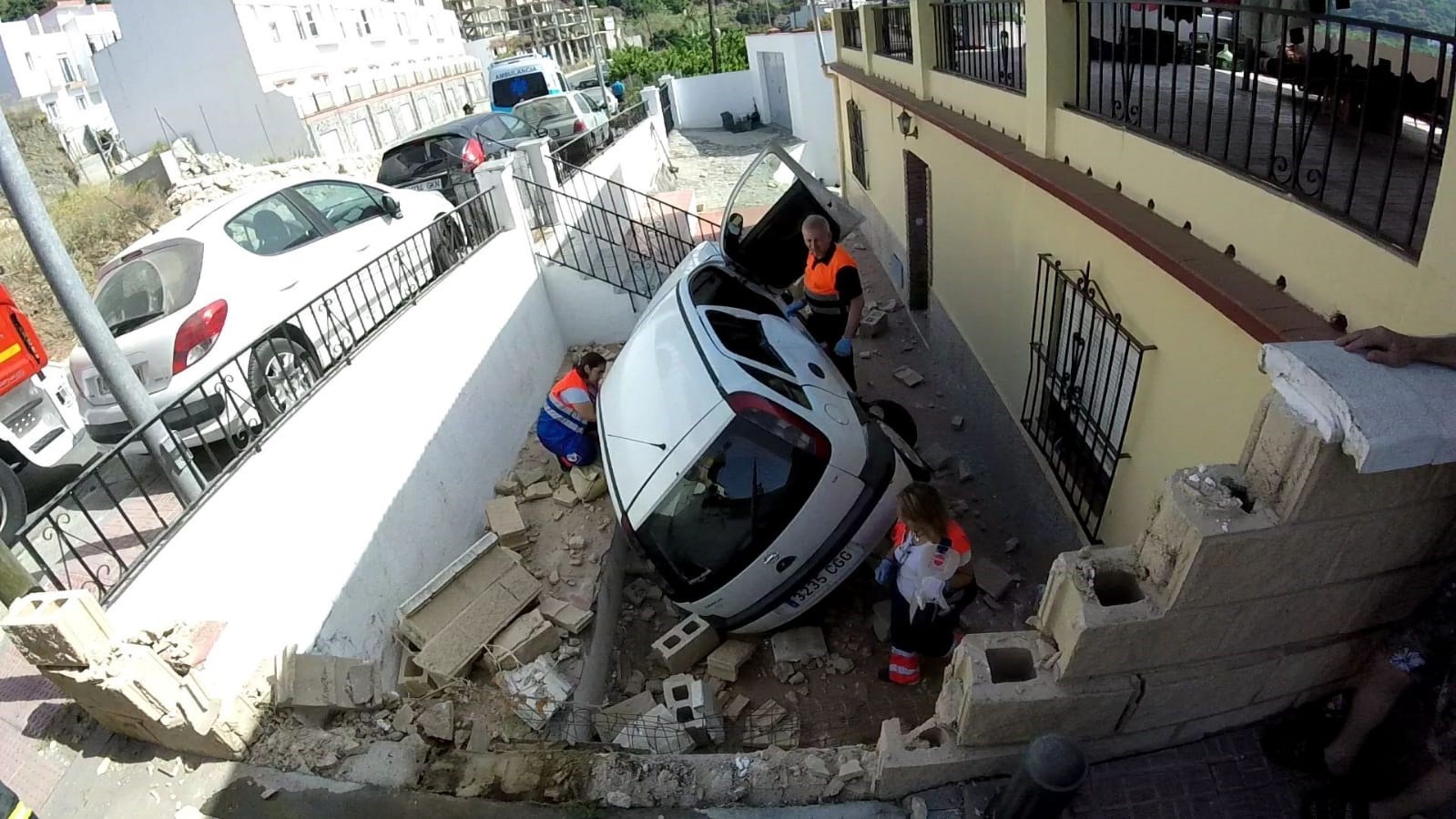 Cae con su coche en el patio de una casa de Almuñécar tras salirse de la carretera