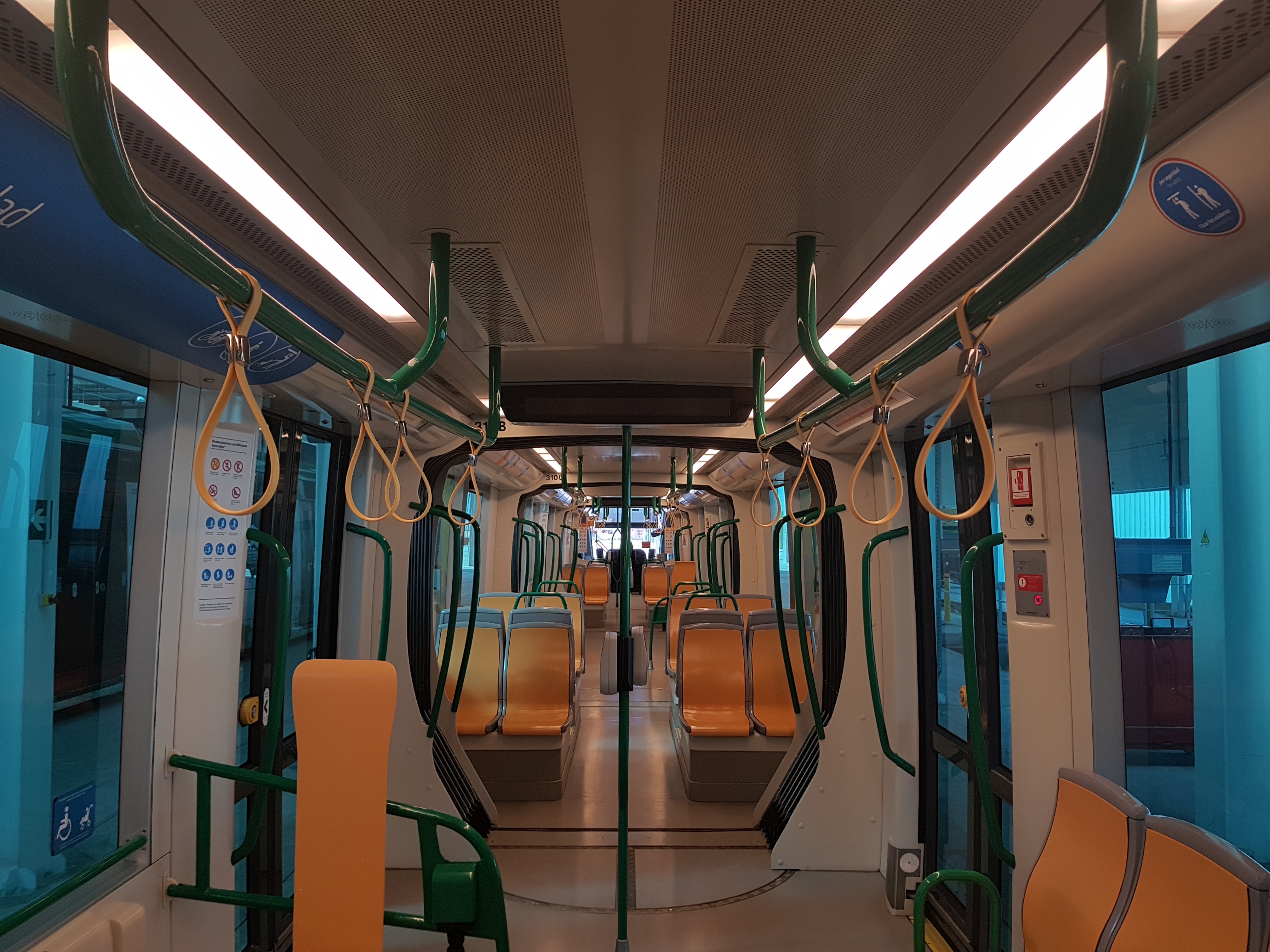 El metro incorpora asideros para los viajeros que vayan de pie