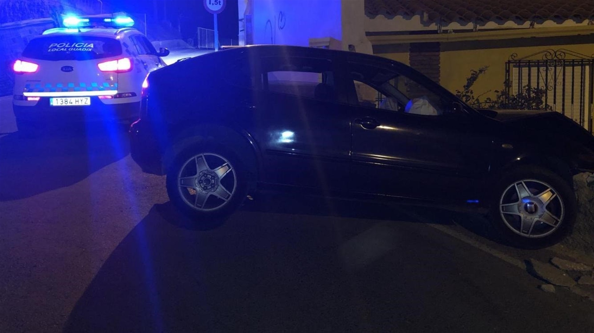 Un conductor ebrio se empotra contra una vivienda en Guadix