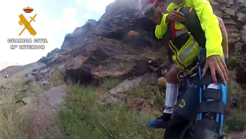 Rescatan a una mujer que no podía caminar tras un accidente en Río Verde
