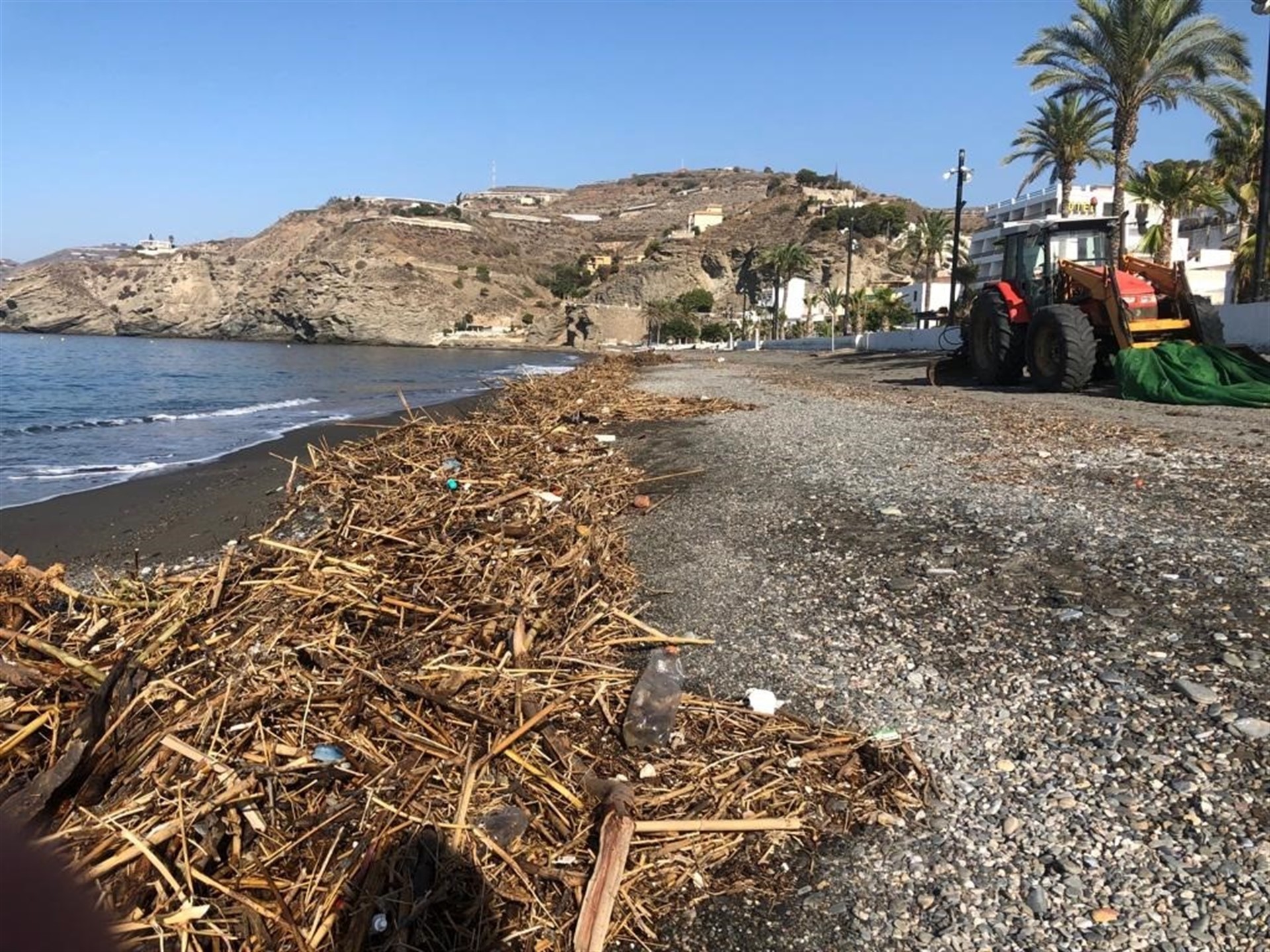 Comienzan a recoger toneladas de basura provenientes de riadas del Levante en las playas granadinas