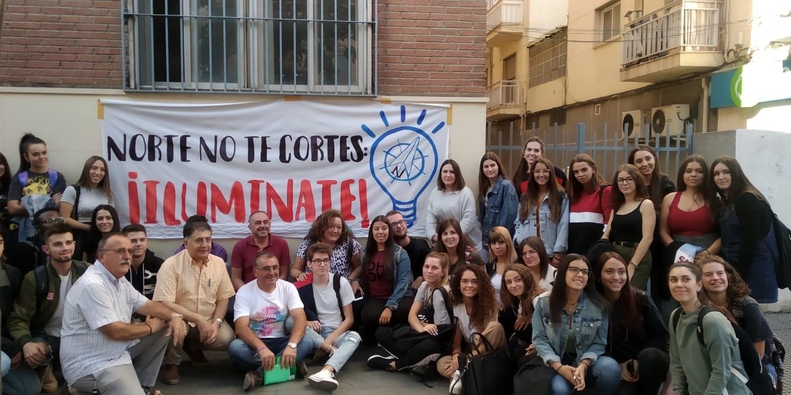 Alumnos de la Universidad trasladan sus clases al encierro contra los cortes de luz en la zona norte