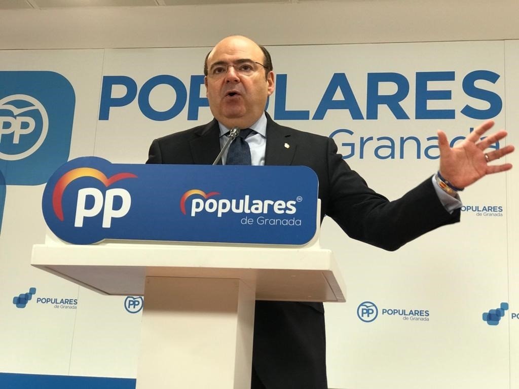 Sebastián Pérez asegura que, con la coalición PSOE-Podemos, los granadinos se verán obligados “a cambiar el AVE por la bicicleta”