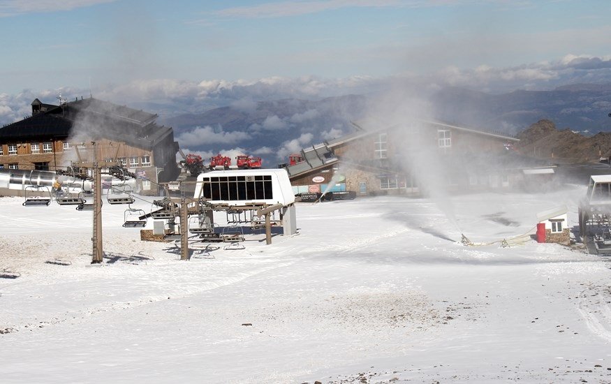 Sierra Nevada arranca el sistema de nieve producida con un centenar de cañones