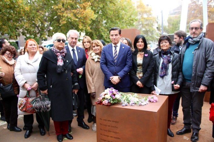 Granada homenajea a las víctimas de la violencia de genero con un monumento en su memoria