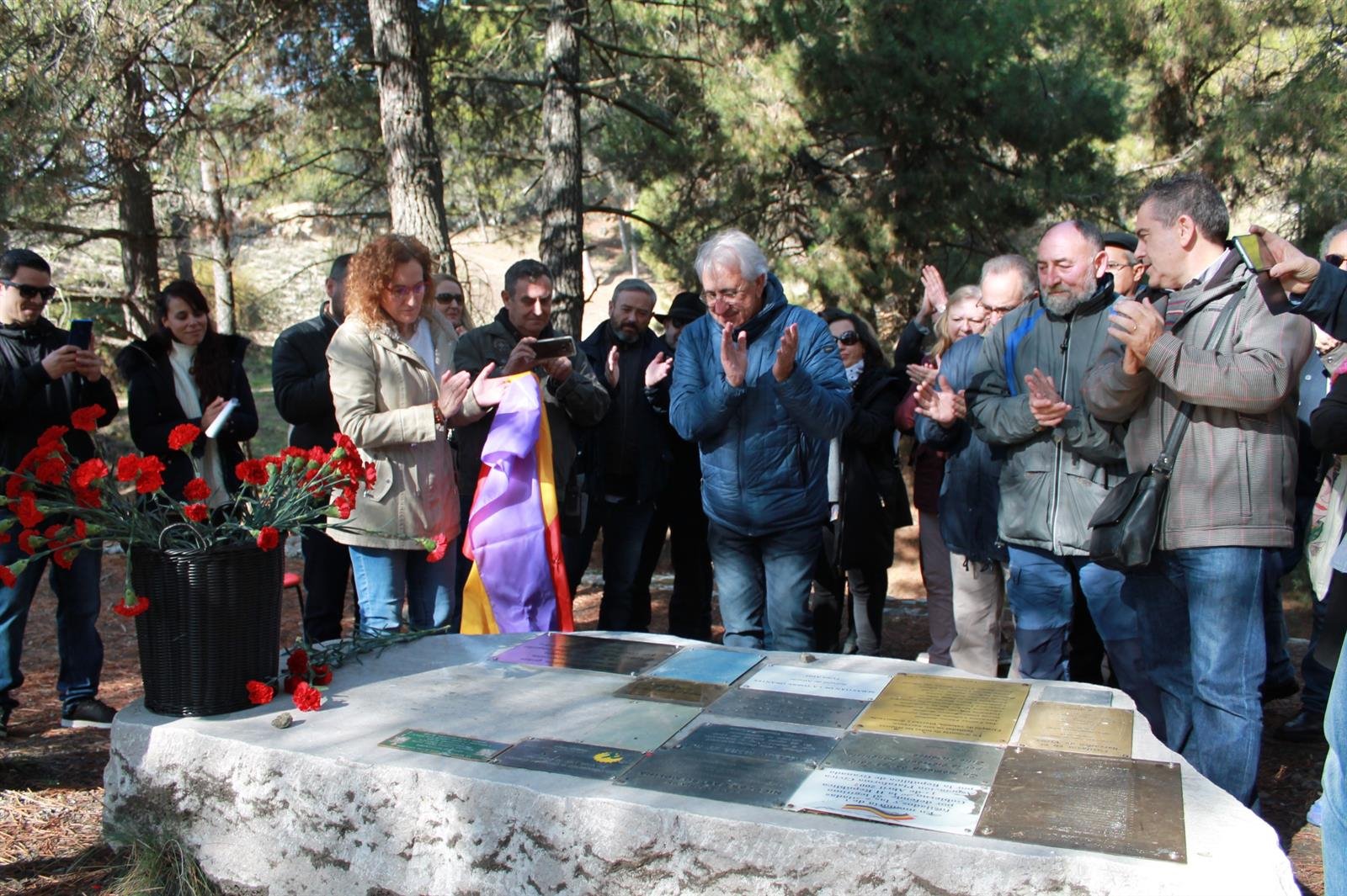 CCOO descubre en Víznar una placa en homenaje a las víctimas de la dictadura franquista
