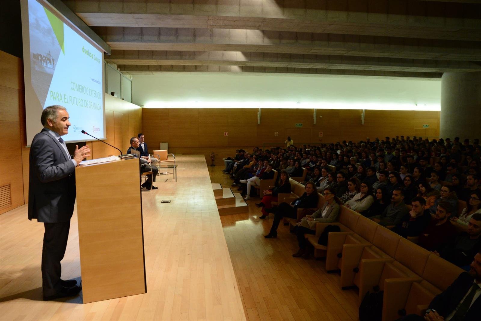 Más de 400 alumnos de Formación Profesional se forman sobre el comercio exterior de Granada