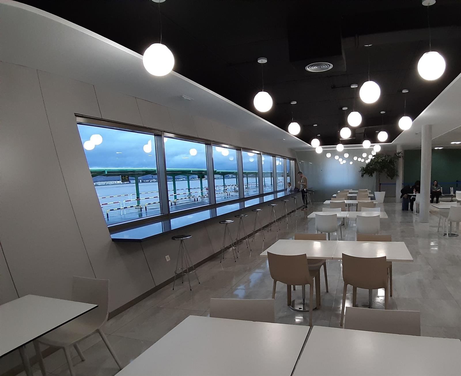 El Aeropuerto Federico García Lorca reforma su zona de embarque y abre una sala de lactancia