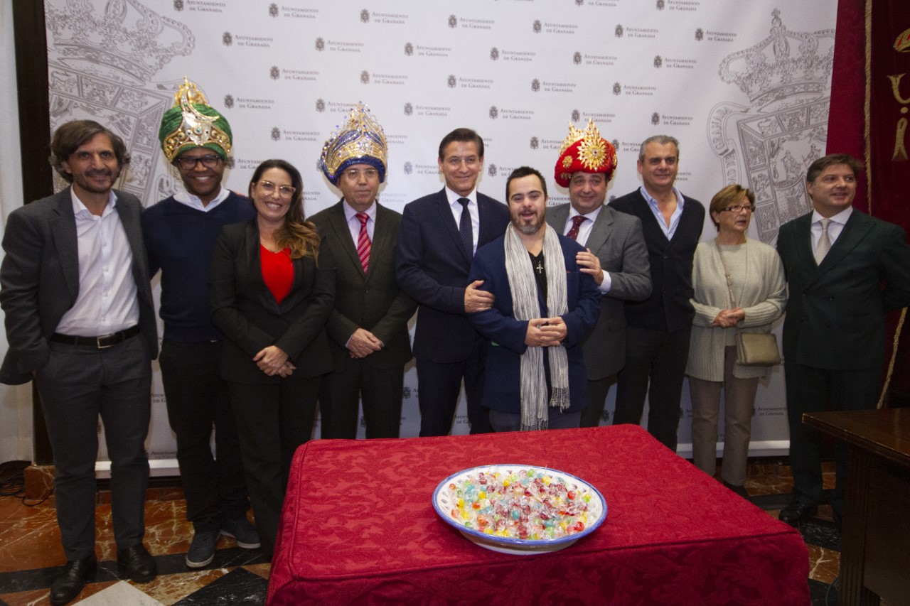 Los Reyes Magos reparten este domingo 15.000 kilos de caramelos en Granada