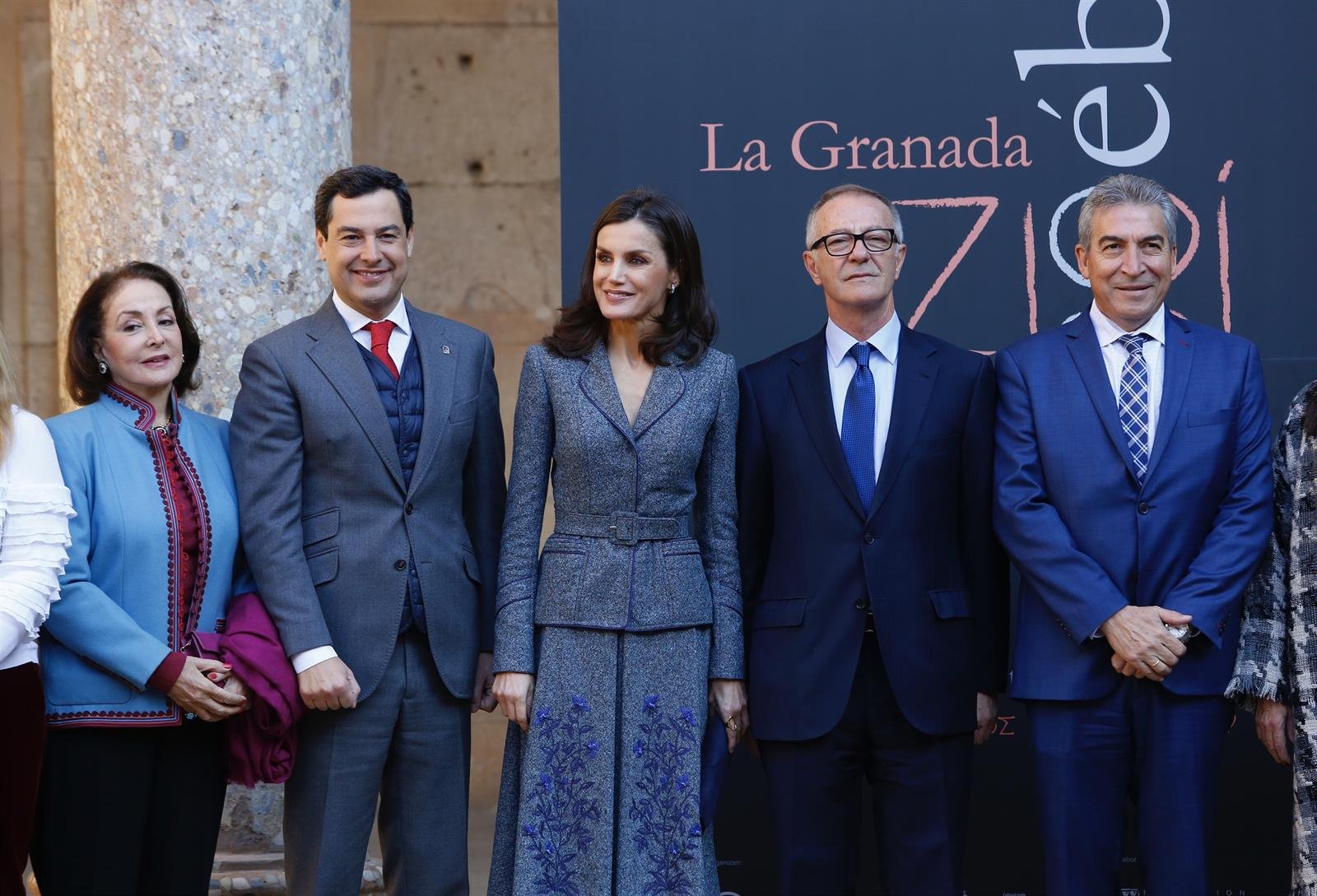 La reina llega a la Alhambra para abrir la exposición que servirá de base al museo de cultura bereber