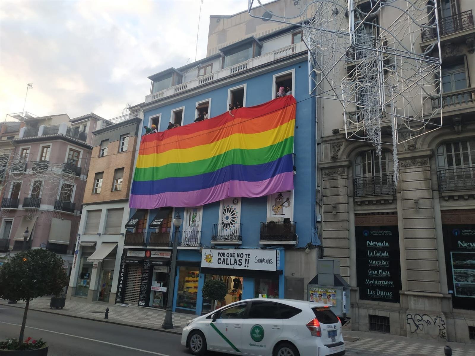 Despliegan una bandera LGTBI frente al Ayuntamiento por el repintado en negro de semáforos
