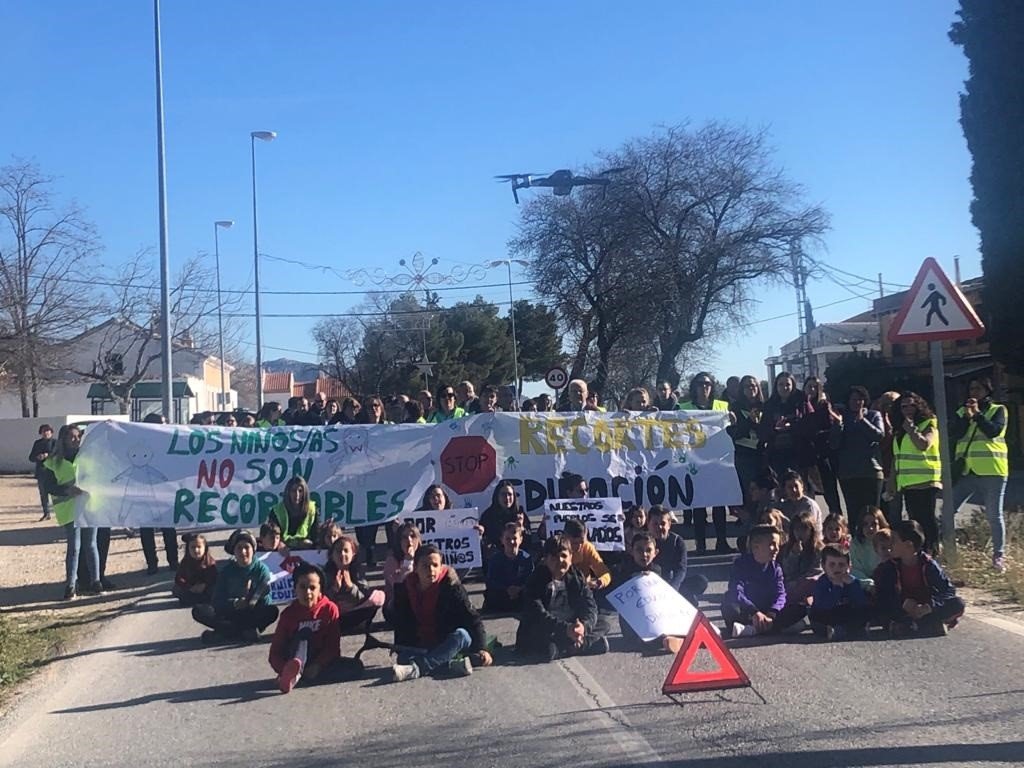 Cortan la A-326 en Castril como protesta contra la unificación de colegios del municipio