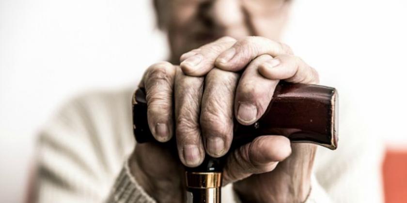 Cáritas reflexiona sobre cómo afrontar el problema de la soledad en las personas mayores