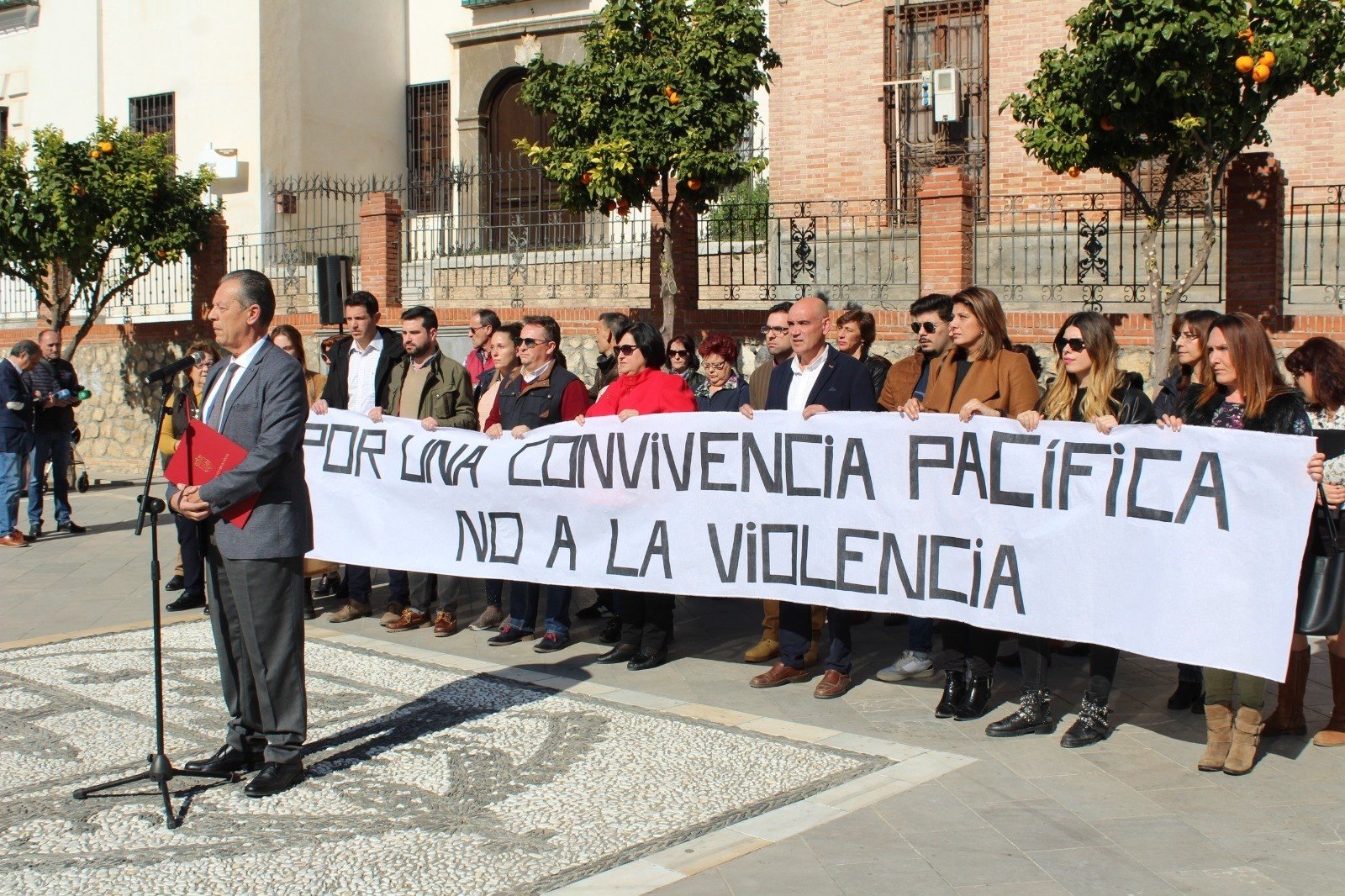 Pinos Puente se concentra para rechazar la violencia