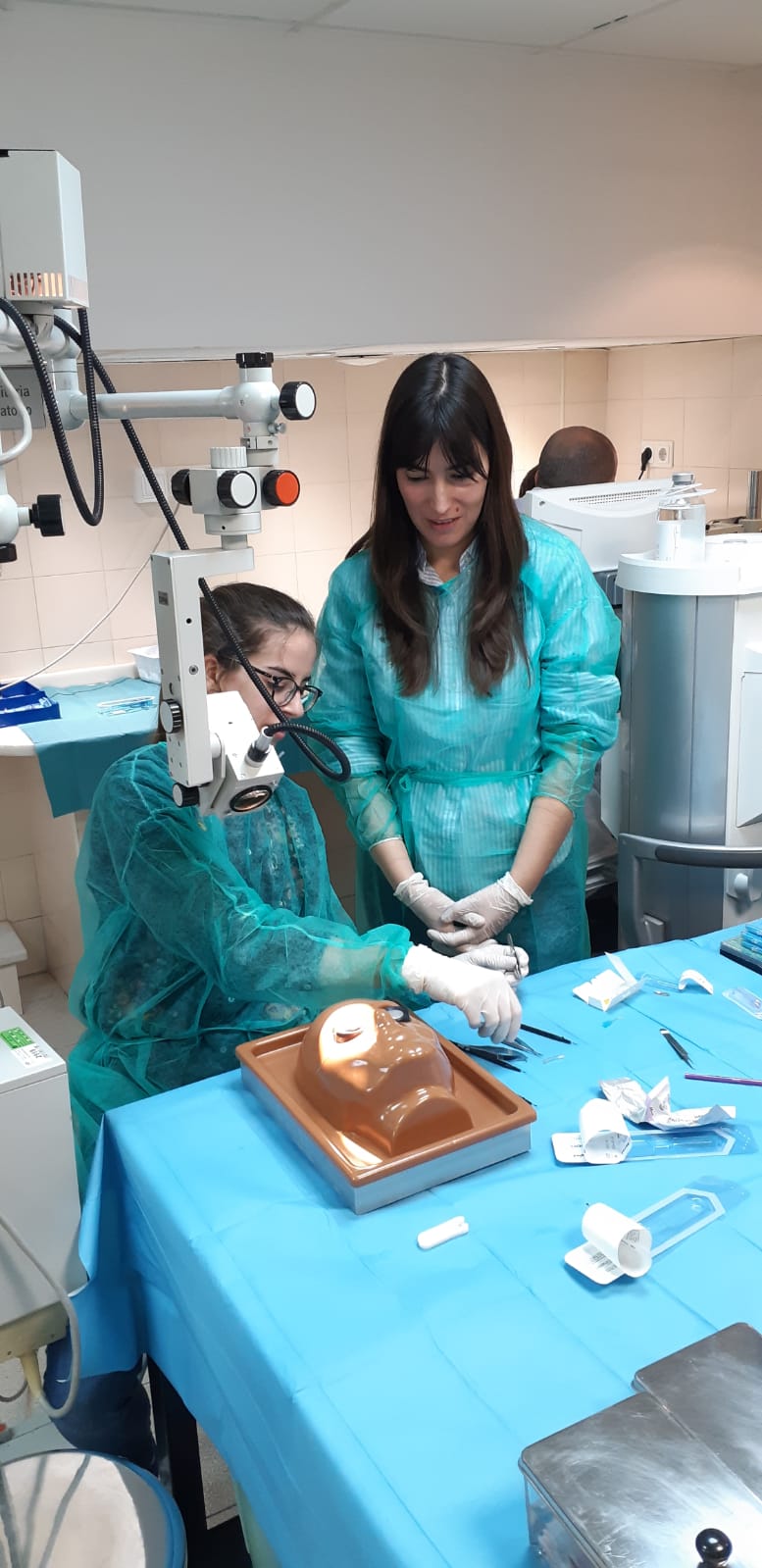 Los hospitales de Granada forman a médicos residentes de Oftalmología en técnicas de simulación