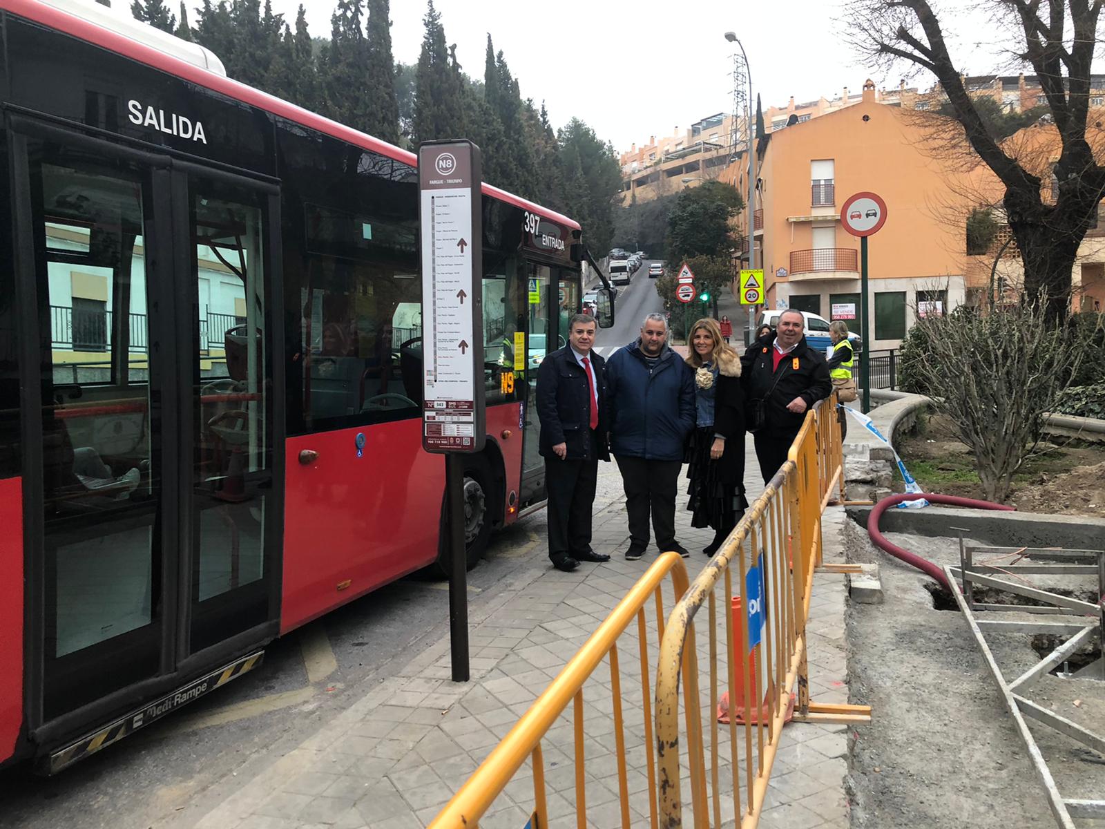 El Ayuntamiento instala una marquesina de autobús en la Carretera de Murcia