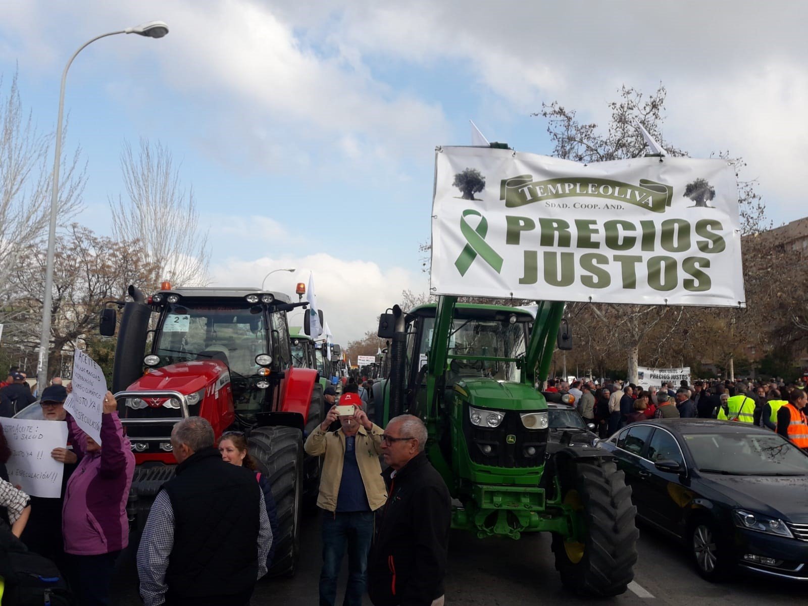Casi 1.000 tractores y 18.000 manifestantes participan en las protestas de los agricultores